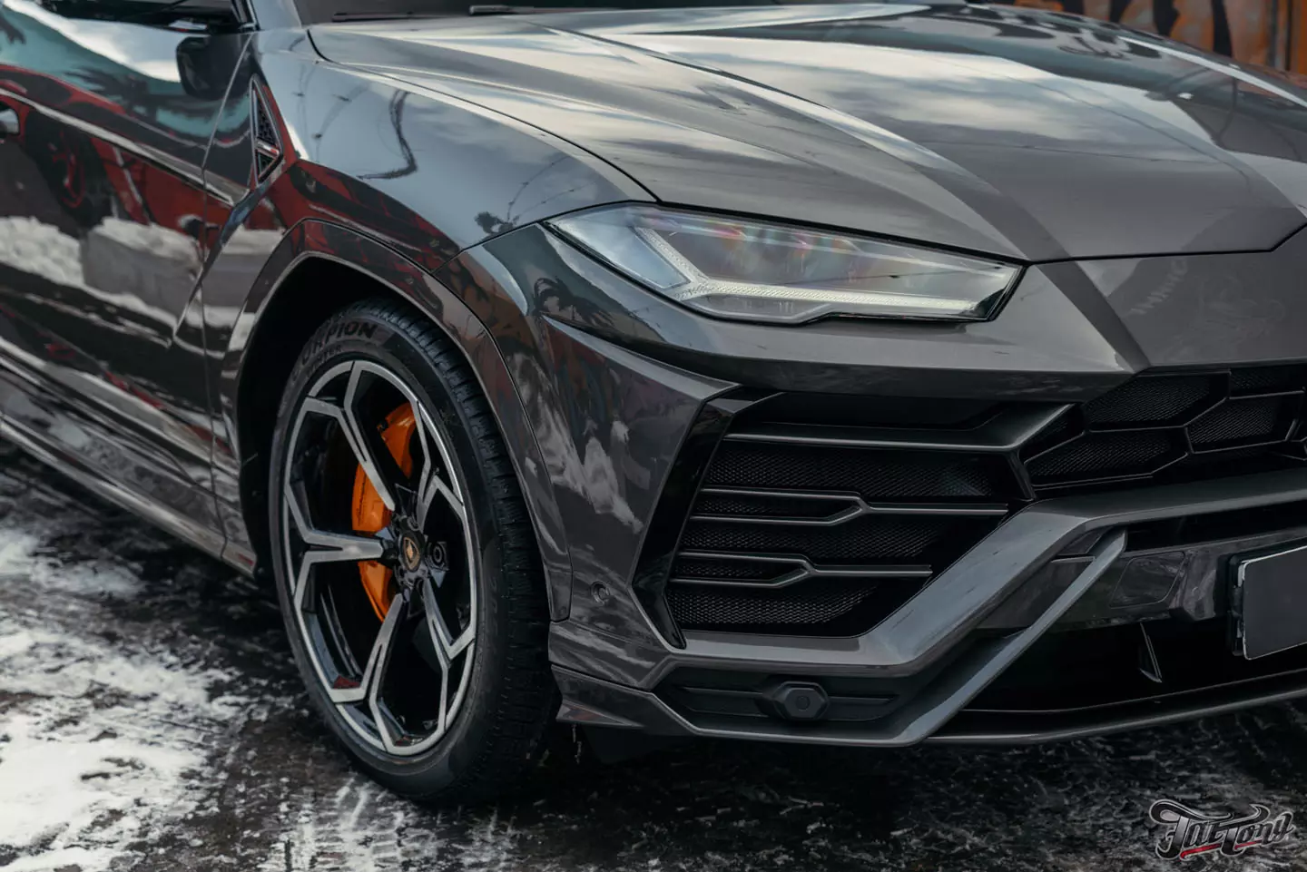 Оклеили новый Lamborghini Urus в глянцевый полиуретан и установили двухканальный видеорегистратор BlackVue